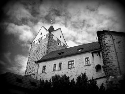 Loket trochu strašidelný