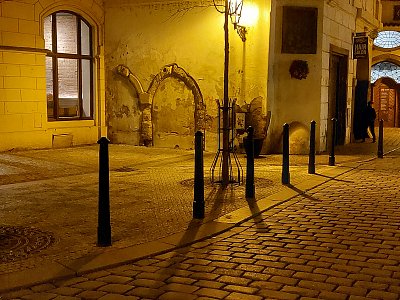 Večerní Týnská ulice. (Dům Budovců z Budova ze 14. století)