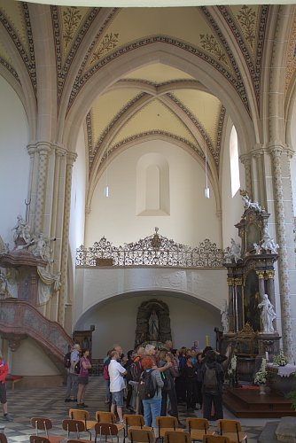 Turisté v kostele