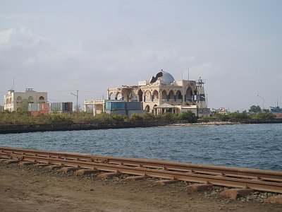 Massawa - rozstřílená budova.JPG