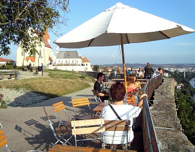 Posezení poblíž znojemského hradu s výhledem na řeku Dyji.