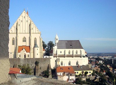 Znojmo. Vlevo kostel sv. Mikuláše, vpravo kaple sv. Václava. *