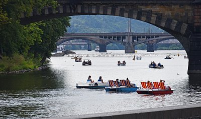 Pod pražskými mosty