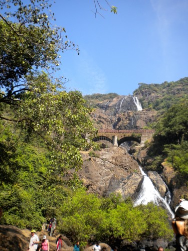 Nádherný zážitek čeká návštěvníky vodopádu v Dudhsagaru.JPG