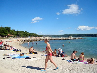 Novigrad. Jedna z mála istrijských písečných pláží. *