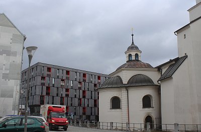Kostel sv. Václava - kontrast s budovou Ostravské brány