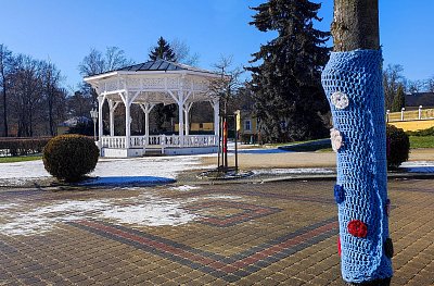 Modrý obleček pro stromeček