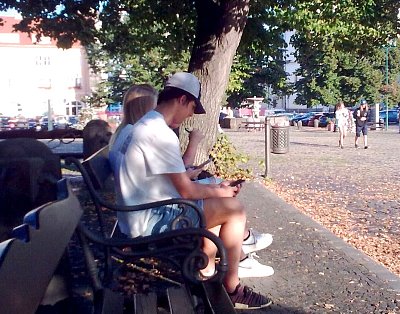 Obraz dnešní doby - rande s telefonem.