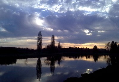 Západ slunce nad jezerem