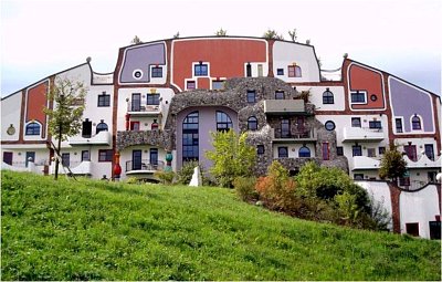 Lázně Blumau. Dílo avantgardního rakouského architekta  Friedensreicha Hundertwassera.