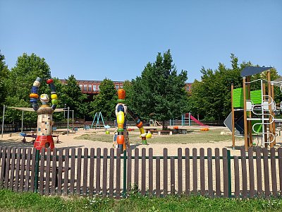Opuštěné v poledním žáru.