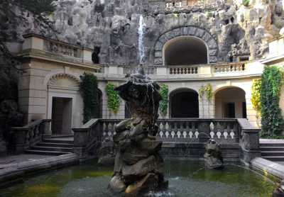 Grébovka- socha Neptuna před Grottou