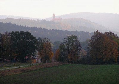 Pohádkový hrad Bouzov v mlze.