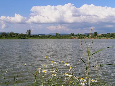 Obláčky nad  jezerem.