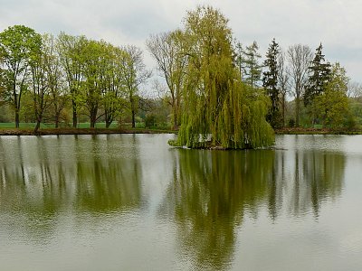 Teče i okolo ostrova...