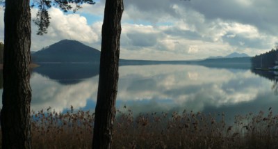 Modravé dálky přes jezero