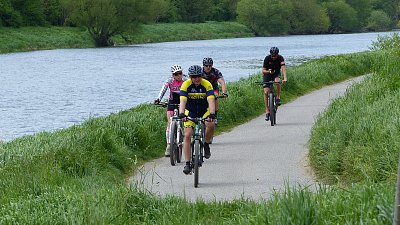 Na kolech podél řeky