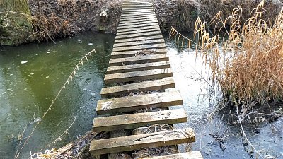 Odváží se někdo přejít lávku *