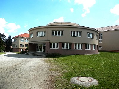 Školní budova na Malé Straně v Týně n. Vlt.