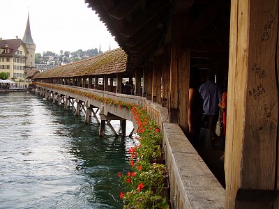 Pěší dřevěný most ve Švýcarsku