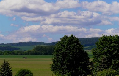 Bouřkové mraky nad krajinou.