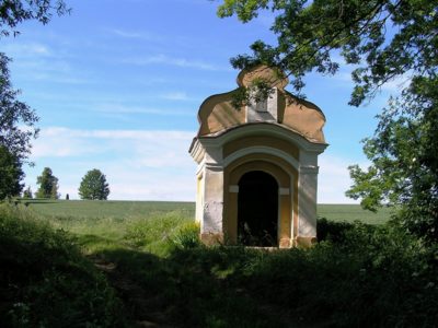 Kaplička v polích.