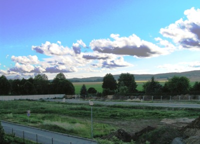 Pozemky na prodej k včerejší fotce.