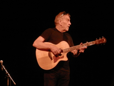 Wabi Daněk se svou kytarou a Rosou na kolejích