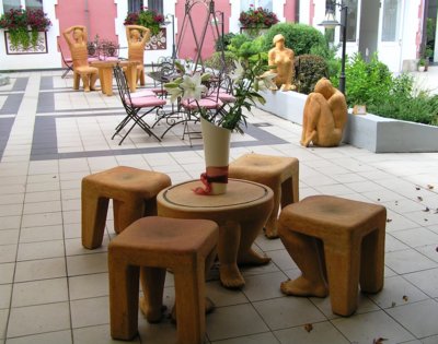 Prosím posaďte se, je libo kávu,vínko?