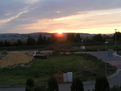 Zapadající slunce,kde budují komunikace.