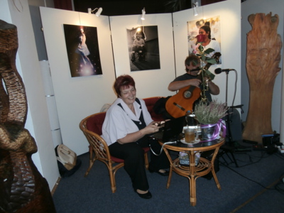 Helenka červenka čte při svém autorském pořadu v salónu Maryška v Bohumíně/foto Dimko