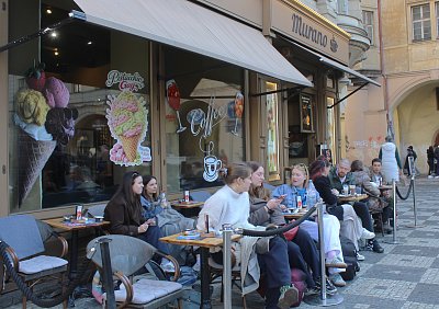 Zahrádka před kavárnou