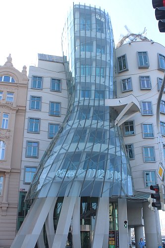 Daniela čeká u Tančícího domu