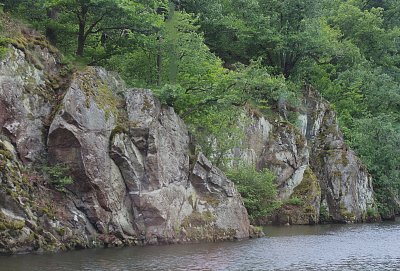 Skály na břehu