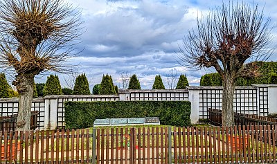 Prostý hrob TGM na vesnickém hřbitůvku v Lánech