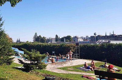 Koupaliště Petynka - vlevo Hrad, vpravo Petřínská rozhledna