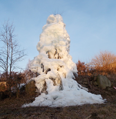 Už taje-uměle vytvořený ledopád