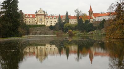 Průhonický zámek v podzimním zrcadle