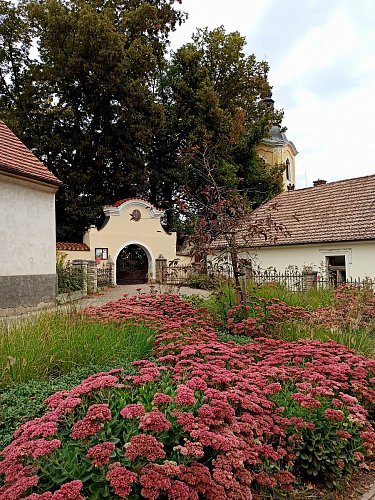 Zamčený kostel v Řevnicích