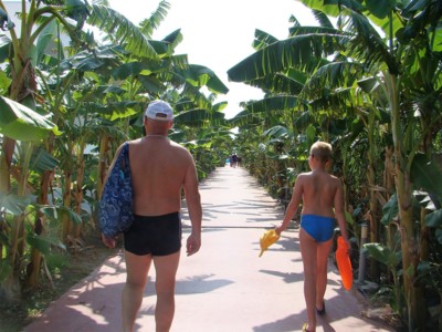 Banánou uličkou na pláž