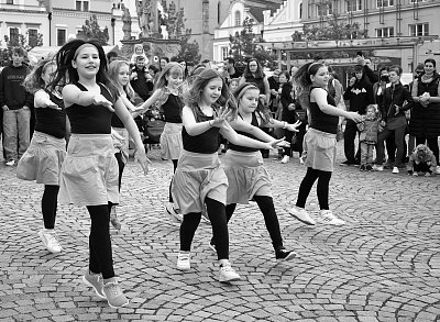 Roztančené náměstí.