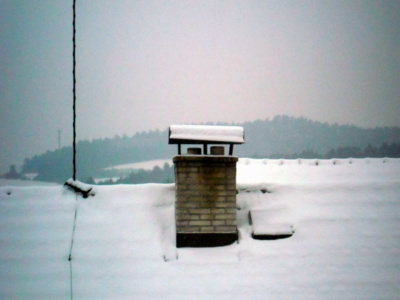 Zimní ráno u sousedů na střeše