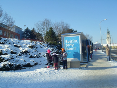 Čekáme na autobus...