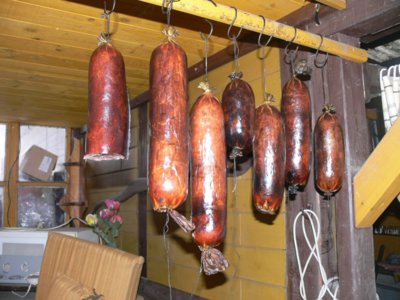 Maso na salám krájet kořenit, mlet, míchat, udit, prohřívat ve vodě a zase udit i sušit.