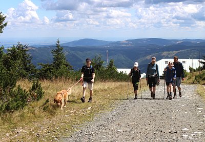 Turisté s pejskem