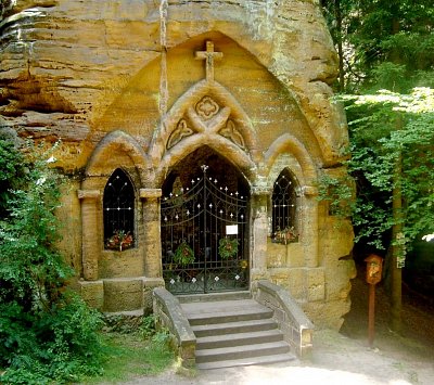 Skalní kaple v Modlivém dole u Svojkova za Českou Lípou *