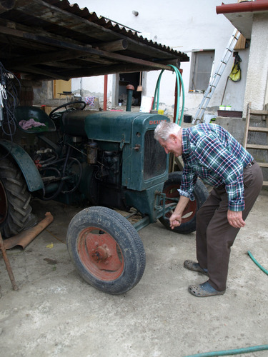 Stači zatočit klikou a traktor popojede.JPG