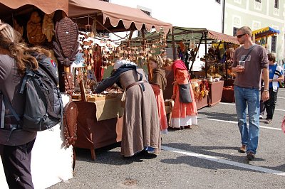 Táborské slavnosti Historicke oděvy, trh ve stejném stylu.JPG