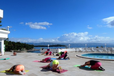 Děvčata, cvičíme ! Nemodlíme se...