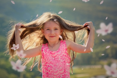 Dívka s vůní květů ve vlasech